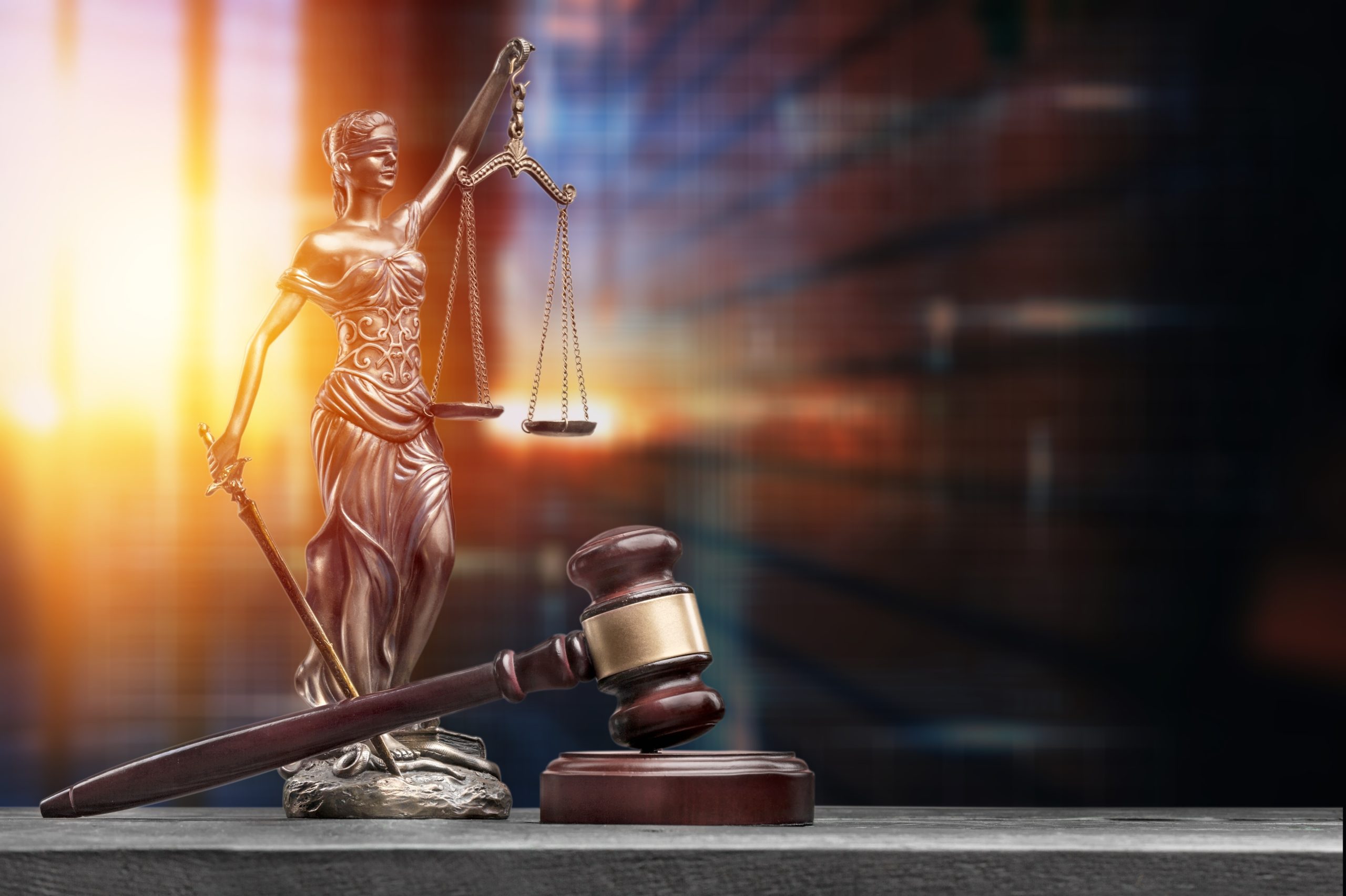 Lady justice and the steps in an auto accident lawsuit.
